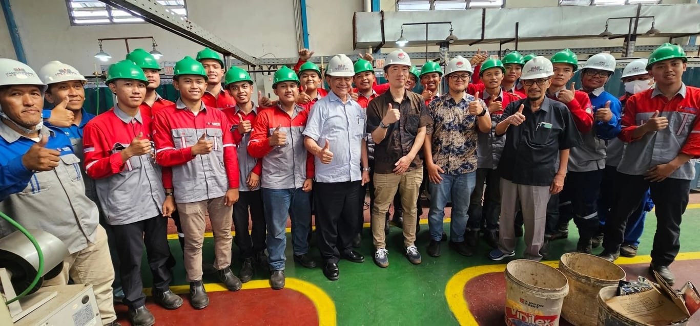 Figure 3 : Para siswa dan instruktur bersama Jun Sakai, Praditya Alambara (TMMIN), dan Ir. Moch. Moenir (Kampuh Welding Indonesia). Sumber : Dokumentasi Perusahaan