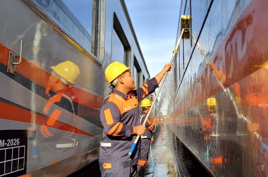 Petugas sedang melakukan cuci kereta pada sarana kereta yang stabling di Emplasemen Jakarta Kota, Kamis (14/8).