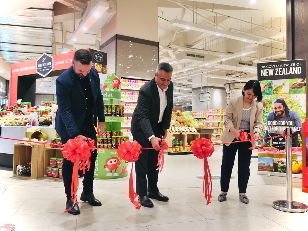 Ribbon Cutting Ceremony oleh Dion Edmonds, New Zealand Trade Commissioner for Indonesia and the Philippines, Philip Taula, Duta Besar Selandia Baru untuk Republik Indonesia & Elsa Dian Trifani, Chief Merchandising & Marketing Officer PT Supra Boga Lestari Tbk;
