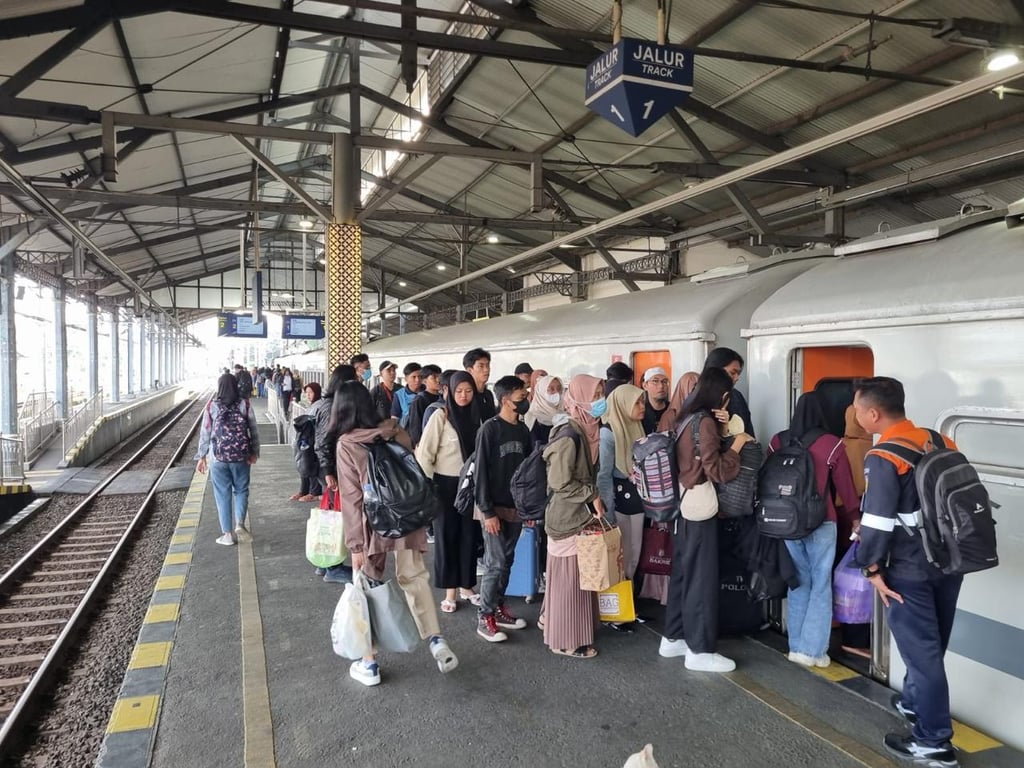 Penumpang hendak memasuki KA Sri Tanjung keberangkatan dari Stasiun Lempuyangan
