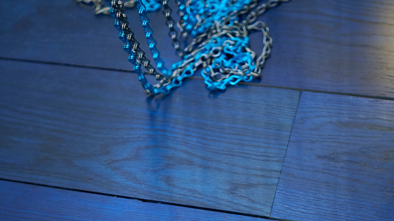 Kayu Oak dari Amerika berwarna biru, koleksi Famos Eco Wood yang memadukan kekuatan struktural dan keanggunan visual.