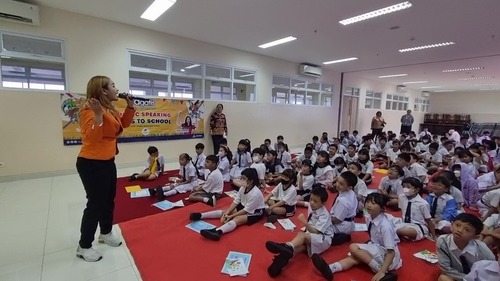 Potret Priska Sahanaya sedang memberikan pelatihan public speaking di SD Tarakanita 5. Sumber : dokumentasi pribadi.