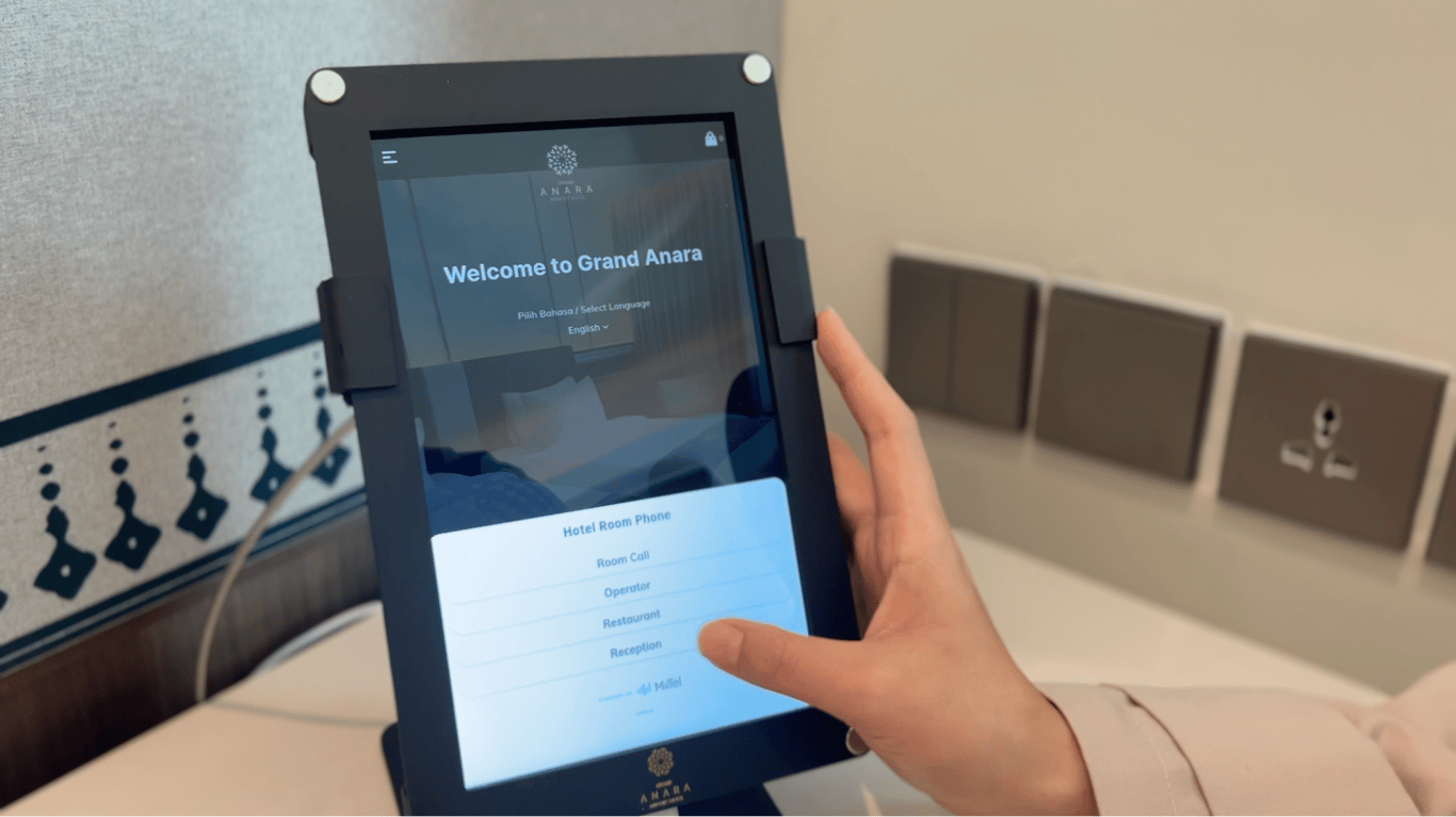 Tablet pintar di kamar tamu Grand Anara Airport Hotel menampilkan menu telepon dengan MiiTel