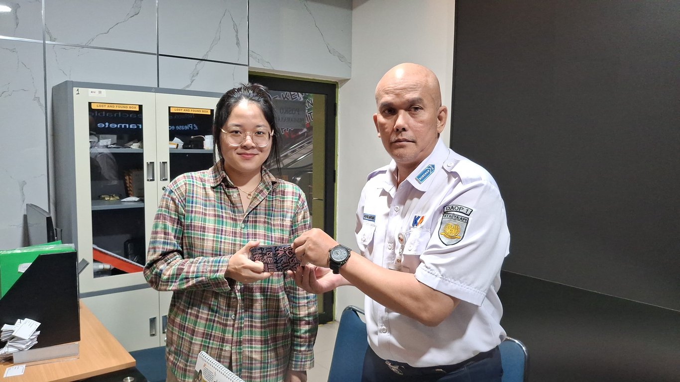 Salah Penumpang KA yang Ketinggalan HP, Diserahkan Kembali di Stasiun Gambir