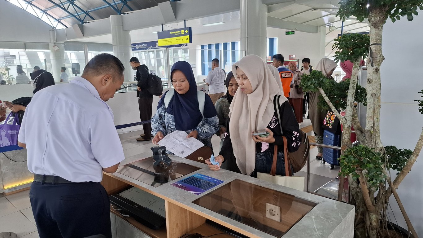 Suasana penumpang saat boarding pada KA Pangrango di Stasiun Bogor Paledang
