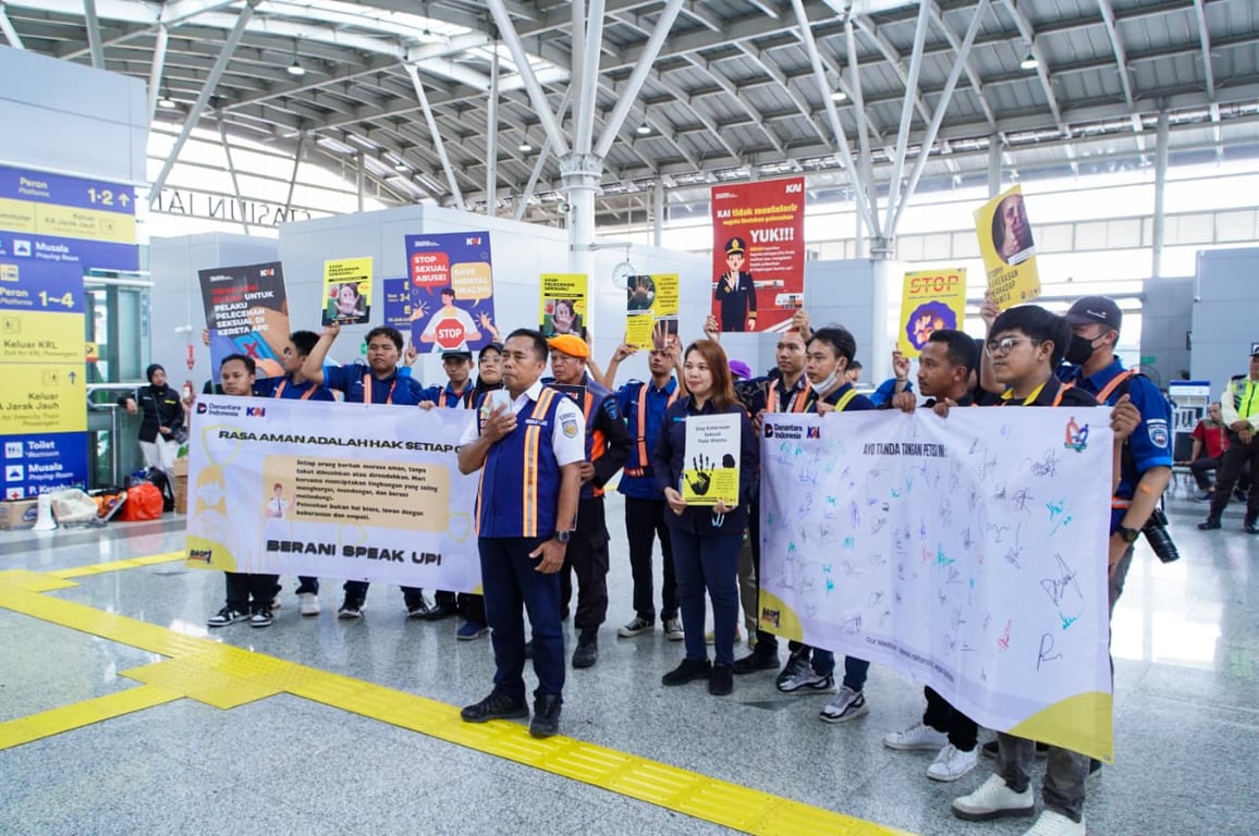 Petugas terlihat mengajak para pelanggan KA untuk berani melapor bila ada tindak pelecehan seksual.