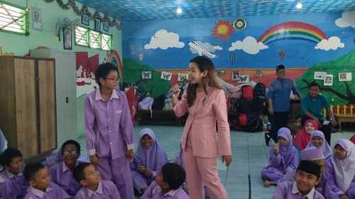 Coach Priska Sahanaya mengajak para siswa untuk aktif menjawab dan berpartisipasi di acara workshop. Sumber gambar: Dok. pribadi.