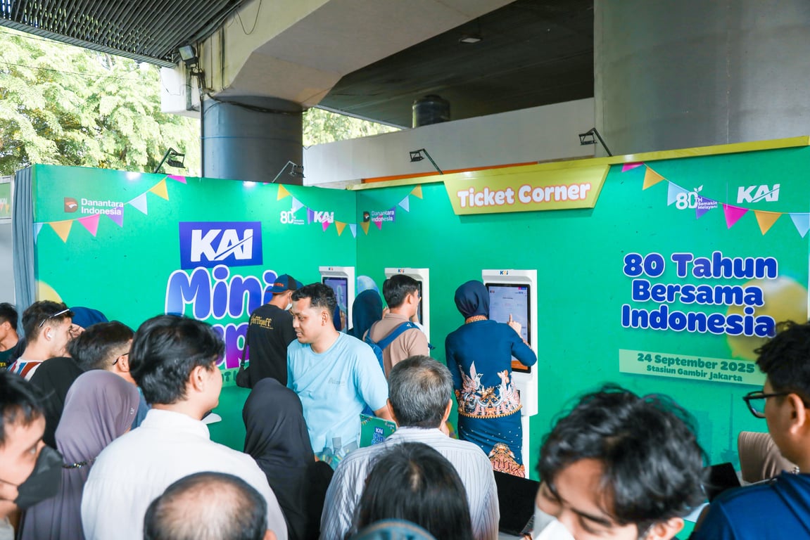 Para pelanggan KAI saat berburu diskon di Mini Expo di Stasiun Gambir