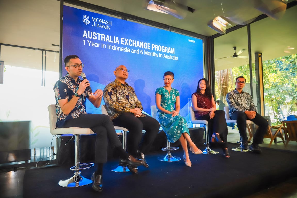 <i>Dari Kiri-Kanan: <b>Altaf Virani</b>, Associate Professor, Course Coordinator Master of Public Policy and Management; <b>Yessy Arnold Perangin Angin</b>, Associate Professor, Course Coordinator (Master of Business Innovation and Master of Global Business); <b>Tantia Dian Permata Indah</b>, COO and Vice-President (Operations and Enterprise); <b>Triana Hadiprawoto</b>, Assistant Professor Master of Marketing and Digital Communication; <b>Alyas Widita</b>, Assistant Professor, Course Coordinator Master of Urban Design.</i>