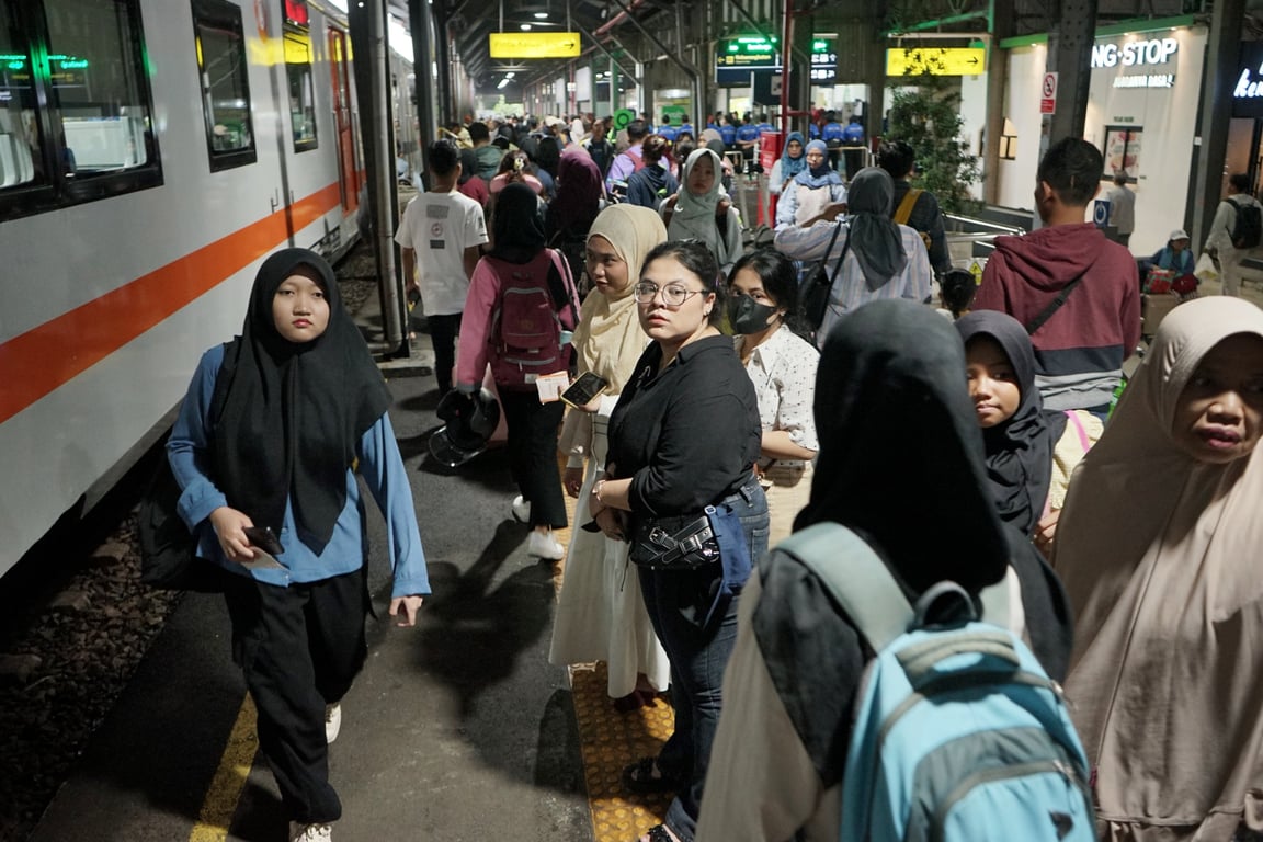 Suasana kepadatan penumpang di Stasiun Semarang Tawang