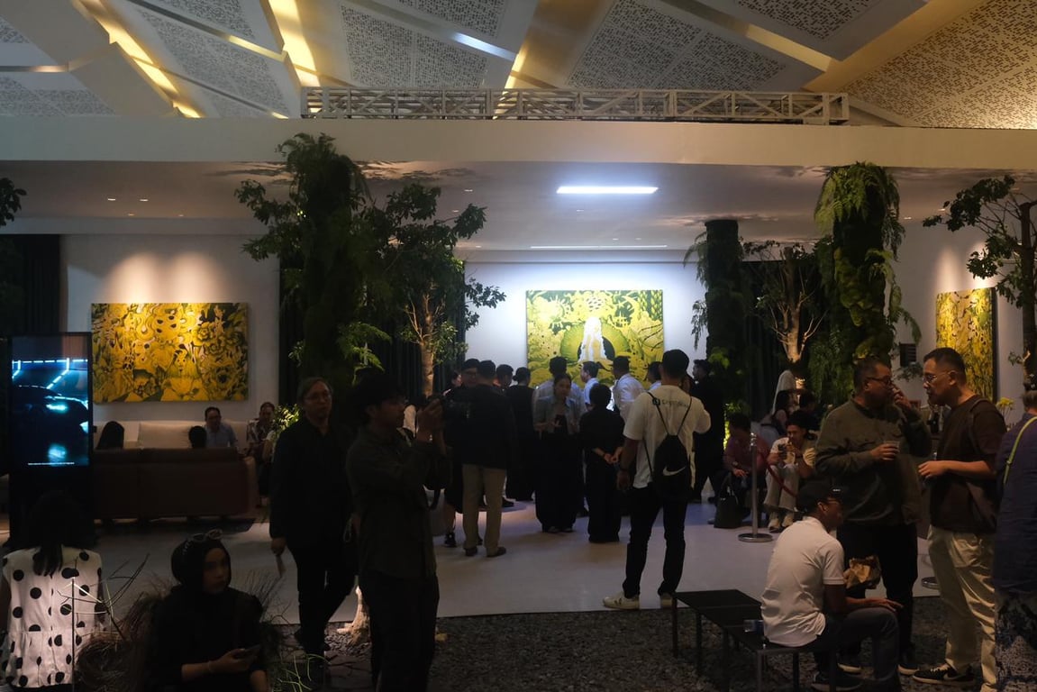 Suasana VIP Lounge dengan karya dari Atreyu Moniaga