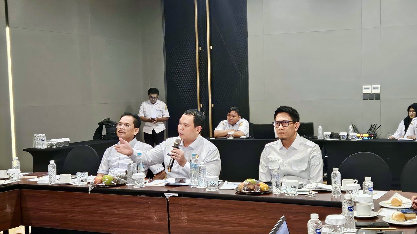 Walikota Serang Budi Rustandi, saat memimpin rapat dan menyampaikan usulannya pada acara Rapat Koordinasi Rencana Elektrifikasi KA Jalur Serang - Rangkasbitung, pada Rabu (25/6).