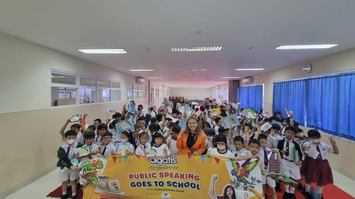 Potret kebersamaan Priska Sahanaya dengan siswa siswi SD Tarakanita 5. Sumber : dokumentasi pribadi.