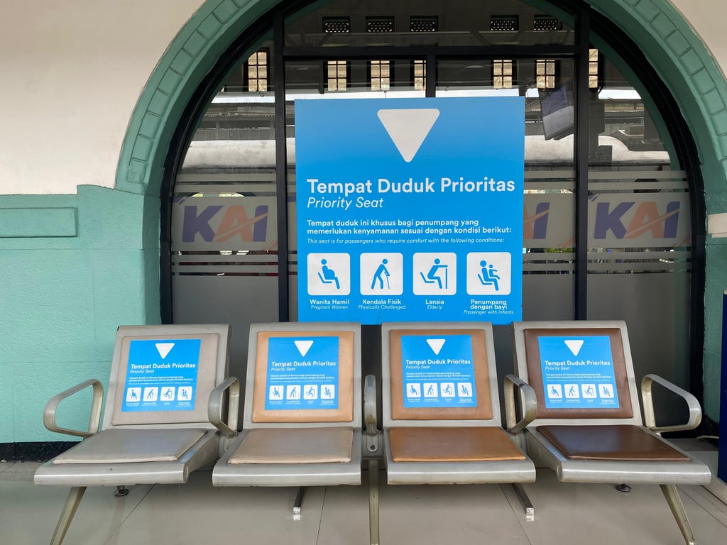 Tempat duduk prioritas di Stasiun Pasarsenen