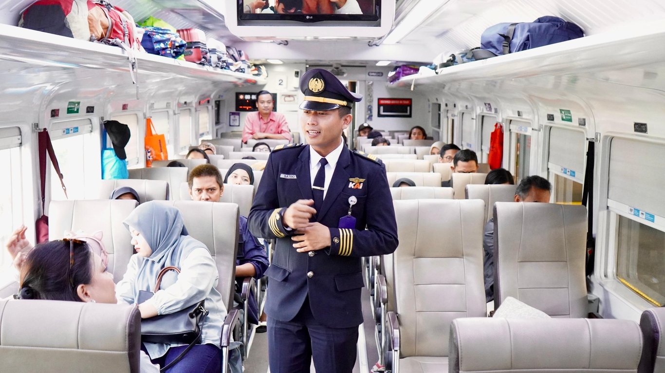 Petugas kondektur Kereta Api yang bertugas pada KA Fajar Utama YK, kelas ekonomi premium stainless steel.