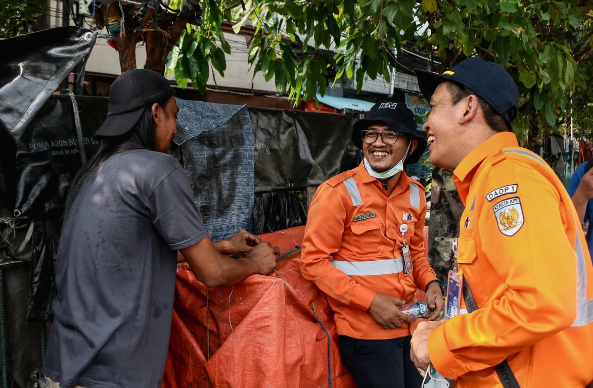 Pekerja Daop 1 Jakarta memberikan sosialisasi secara humanis kepada masyarakat sekitar untuk tidak lagi menaruh benda di sekitar jalur KA.