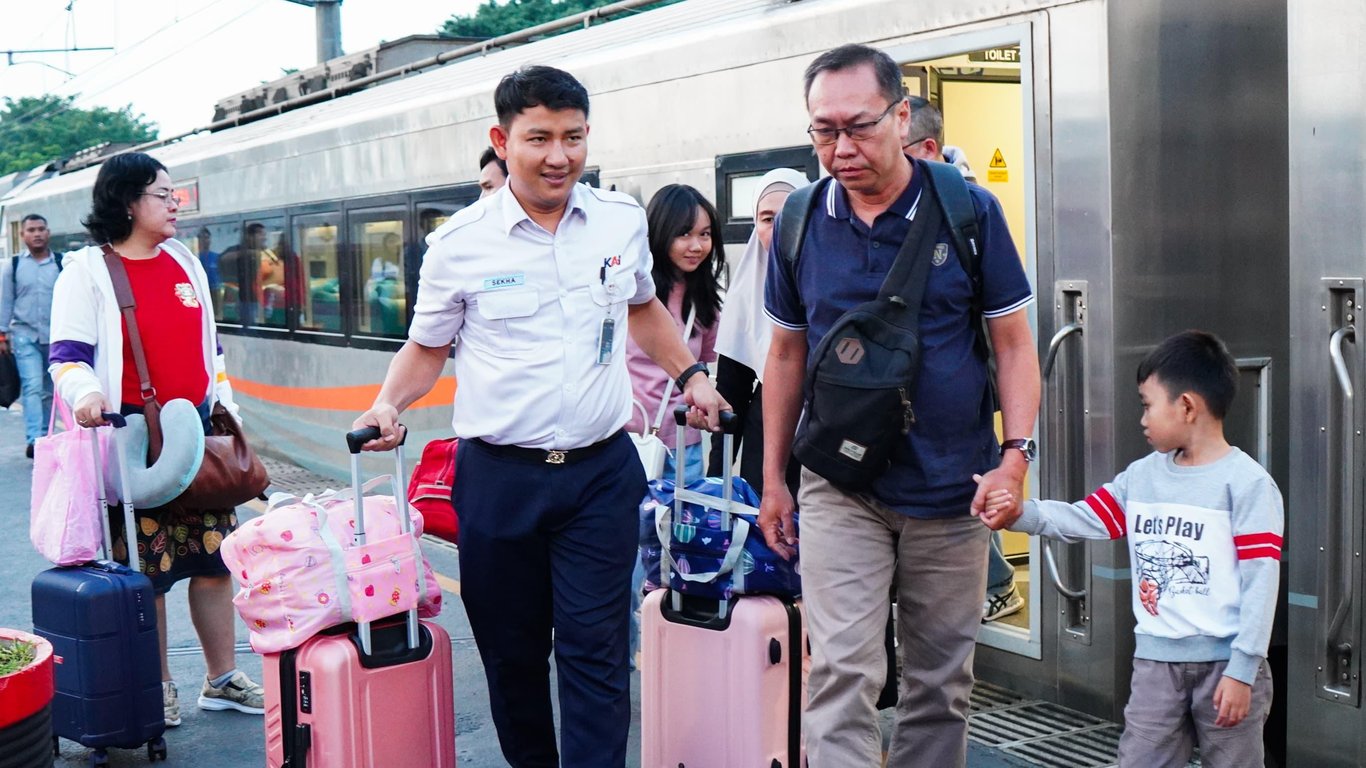 Jajaran Managemen KAI Daop 1 Jakarta membantu membawakan barang pelanggan KA 39 Sembrani di Stasiun Gambir yang mengalami keterlambatan kedatangan