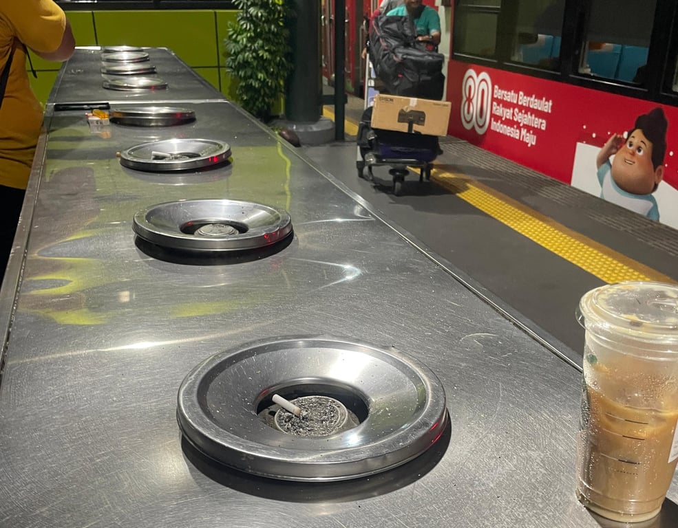 Fasilitas Area Merokok di Stasiun Gambir