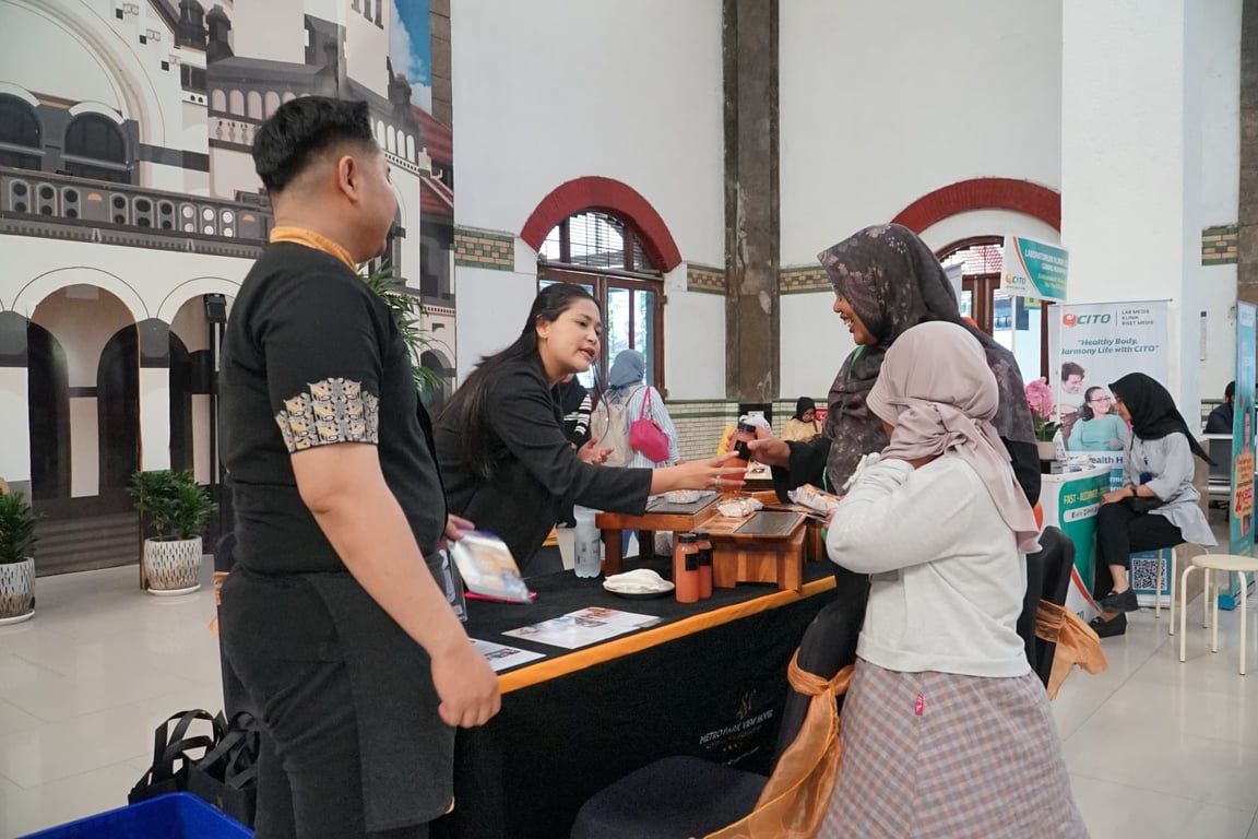 Pemberian makan dan minum gratis kepada para penumpang KA