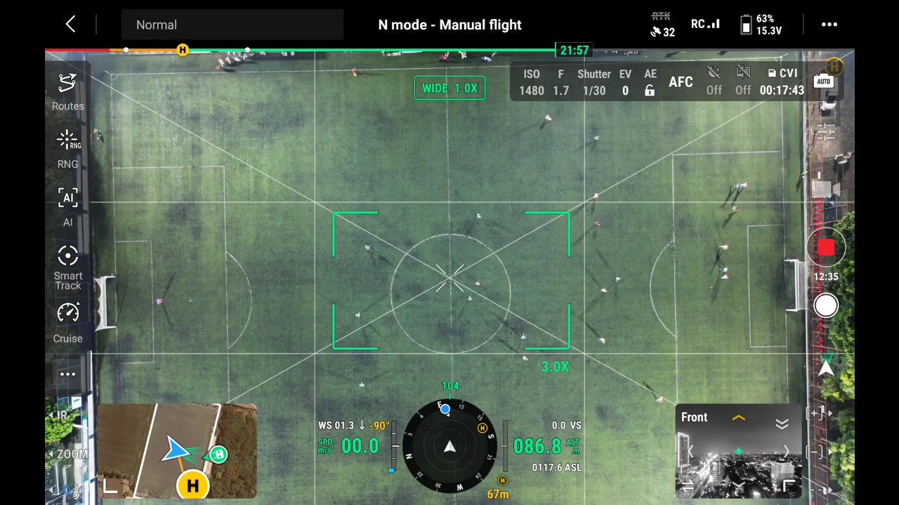 Visualisasi langsung dari kontroler drone saat pengambilan gambar udara pertandingan berlangsung