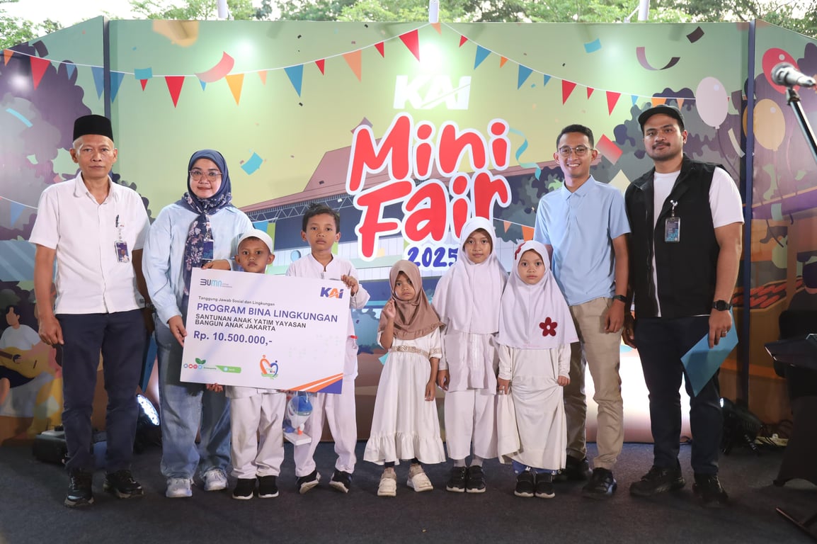 Penyerahan Bantuan TJSL pada acara mini fair KAI di Stasiun Gambir