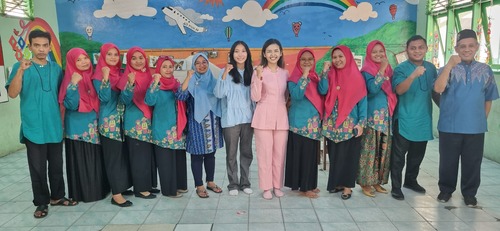 Foto kebersamaan Coach Priska Sahanaya dan guru-guru SD Muhammadiyah 10. Sumber gambar: Dok. pribadi.