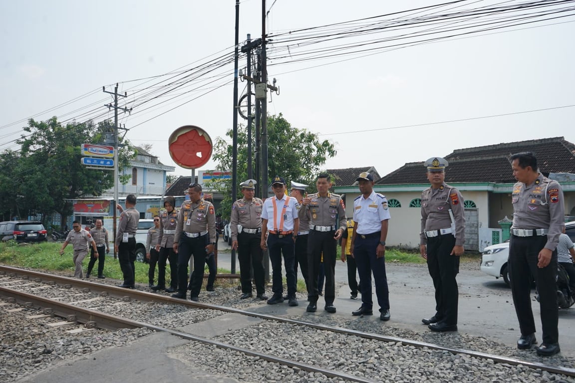 Tim Asistensi Korlantas Polri bersama KAI dan para stakeholder terkait saat meninjau perlintasan sebidang di Kabupaten Kendal pada Selasa (3/6)