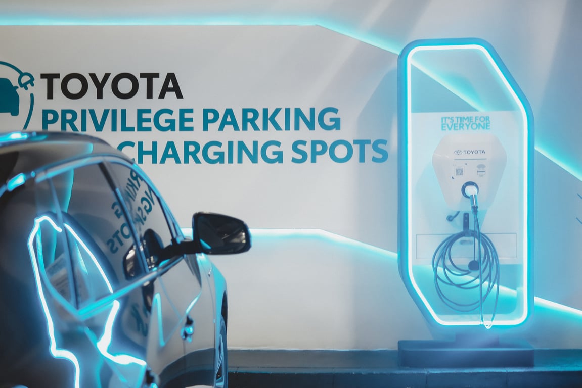 Stasiun Pengisian Kendaraan Listrik (EV Charging Station) di mall ASRI (ASHTA District 8 dan Mall of Indonesia)