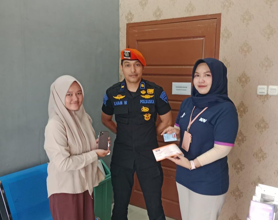 foto : Polsuska dan petugas Customer Service mengembalikan hp penumpang yang tertinggal