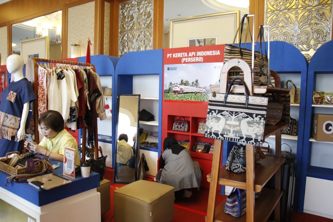 Beberapa potret produk UMKM binaan PT KAI (persero) terdisplay di booth 