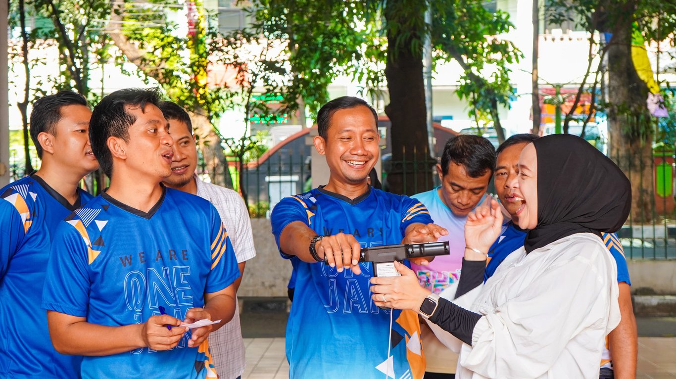 Para pekerja Daop 1 Jakarta saat melakukan cek kesehatan melalui karada scan
