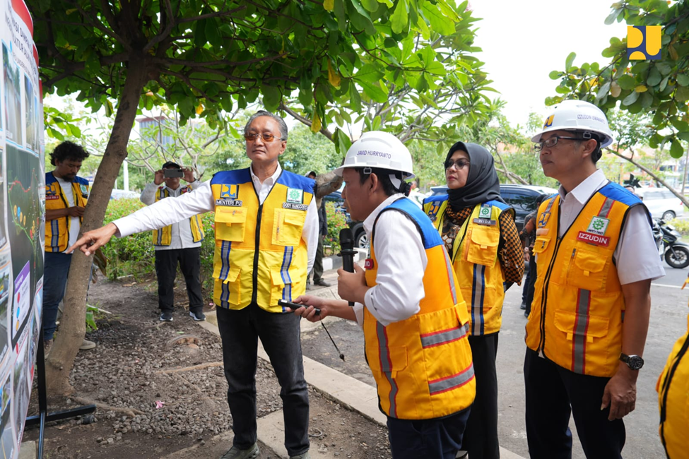 Paling kiri depan berkaca mata - Menteri PU, Dody Hanggodo