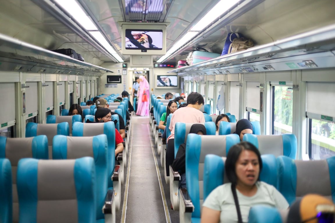 Suasana pada dalam rangkaian KA