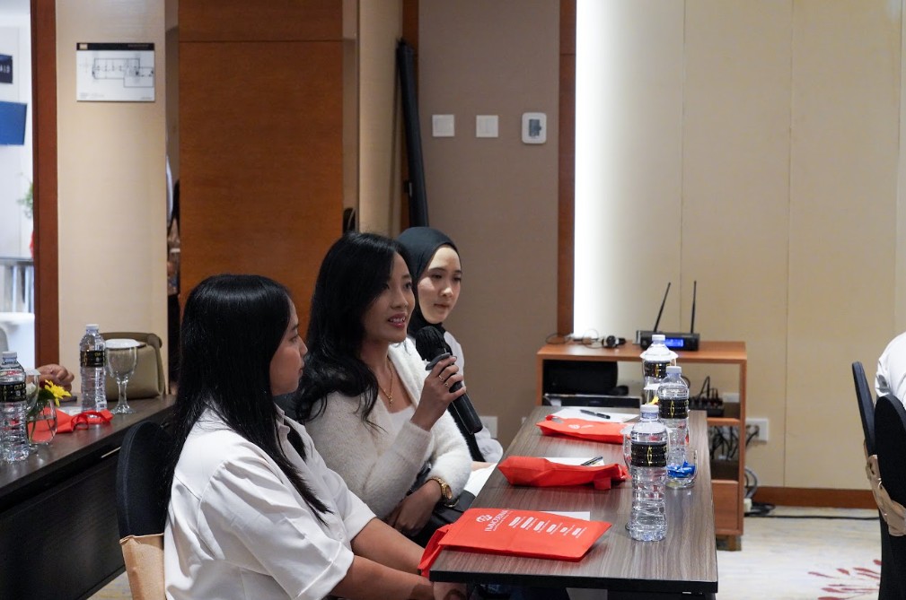 antusiasme mahasiswa dalam sesi talkshow dengan dokter