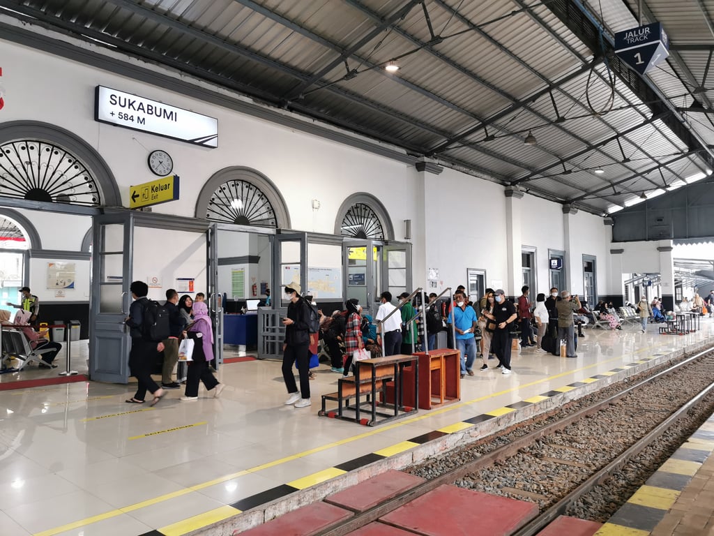 Suasana penumpang KA Lokal di Stasiun Sukabumi