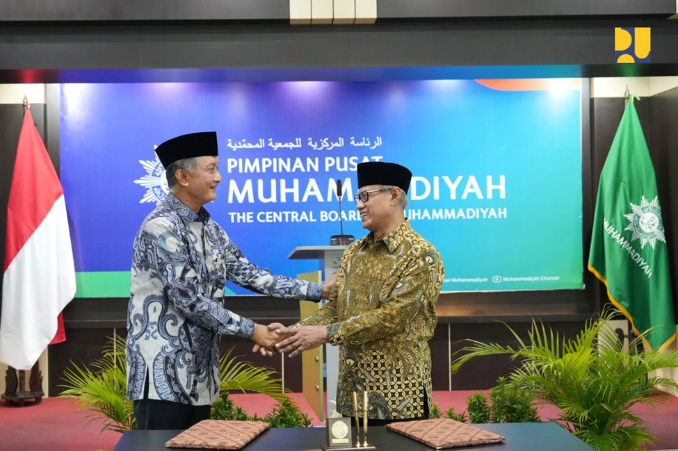 Kiri- Bapak Doddy, Menteri Pekerjaan Umum. Kanan- Ketua Umum Pimpinan Pusat Muhammadiyah, Bapak KH. Haedar Nashir