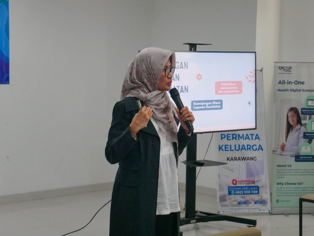 “dr. Susi Oktowaty, MKM, Sp.KKLP, Subsp.FOMC, saat menyampaikan materi dalam seminar ini.” Sumber Foto: DoctorTool