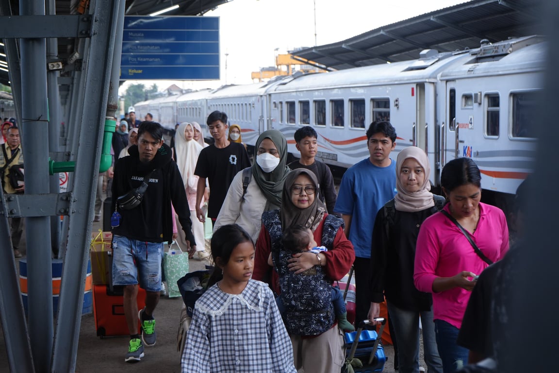 Foto : penumpang kereta api saat tiba di stasiun Kertapati