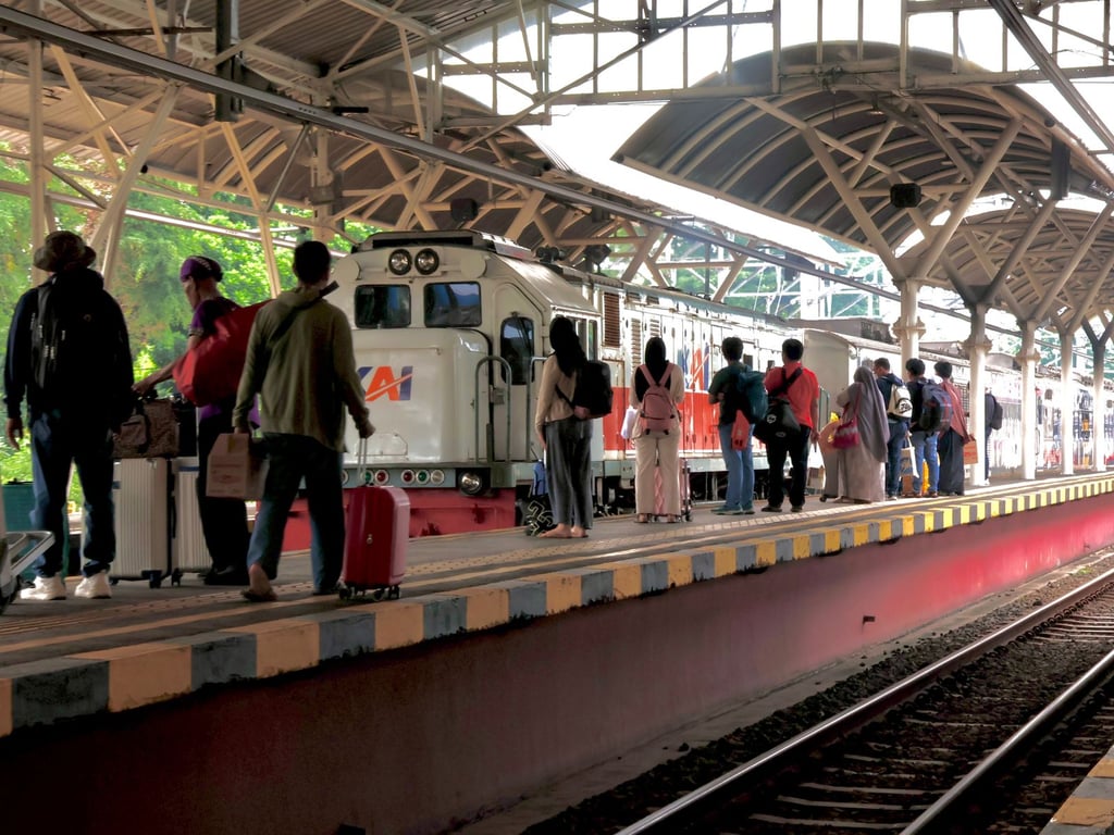  Para penumpang menunggu kedatangan KA di Stasiun Yogyakarta