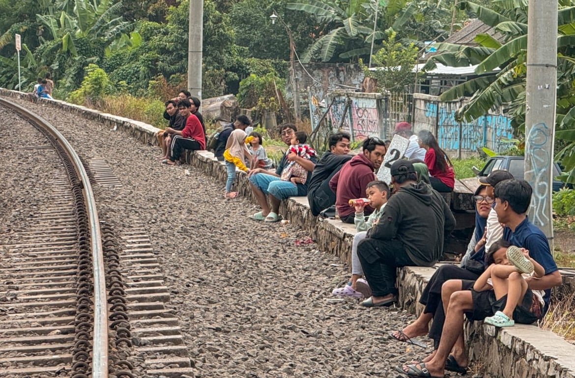 Anak-Anak dan Orang Dewasa yang Berada di Ruang Manfaat Jalur KA