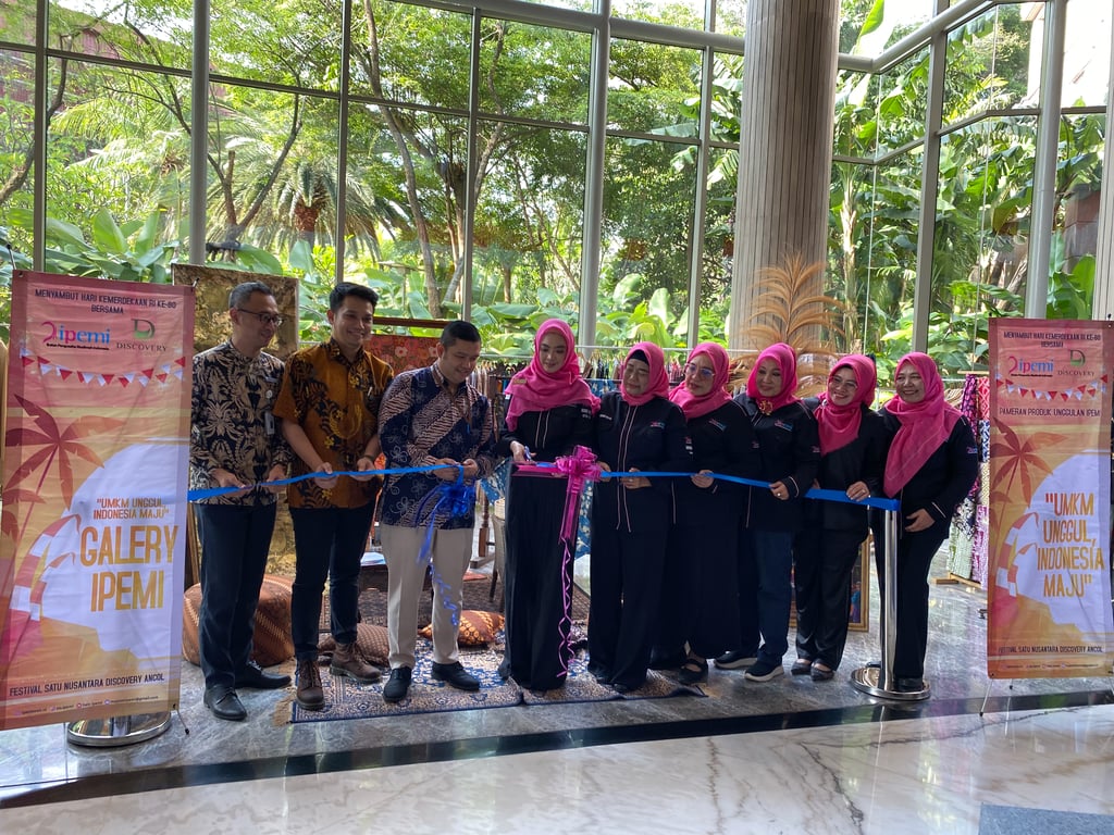 Peresmian Galery UMKM oleh Inggrid Kansil, selaku Ketua Umum IPEMI dan Dadi Mulyadi, selaku General Manager Discovery Ancol Hotel.