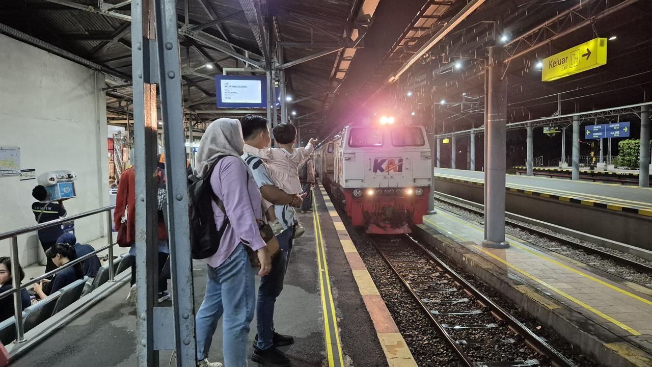 Penumpang KA sedang menunggu kedatangan kereta api di Stasiun Solo Balapan