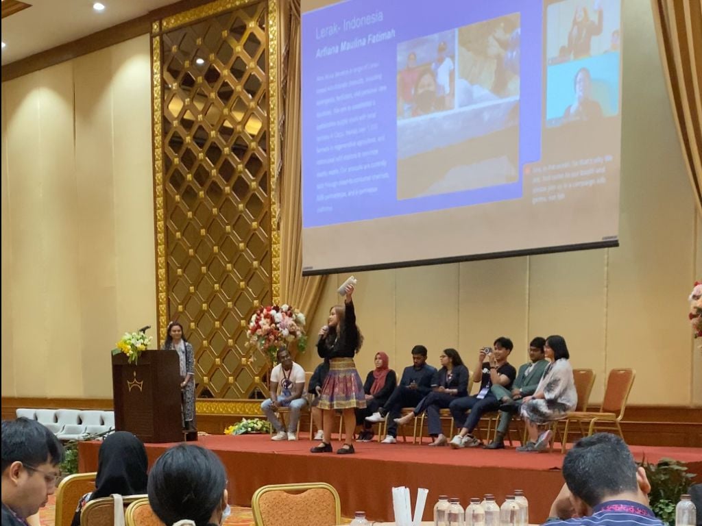 Arfiana Maulina Fatimah memperkenalkan Lerak di tingkat Asia-Pasifik pada APFD Youth Forum 2025, Bangkok, Thailand (Sumber: Dok. Pribadi/Arfiana Maulina)