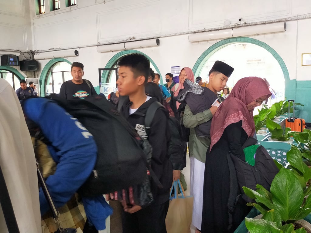 Suasana stasiun pasarsenen pada arus balik libur sekolah