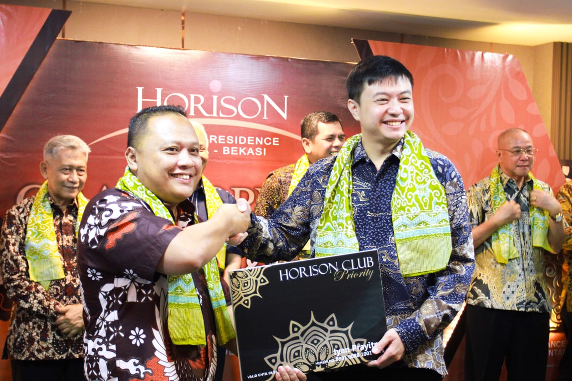 Momen simbolis penyerahan Horison Club