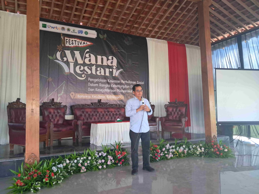 Direktur Program Yayasan KEHATI Rony Megawanto memberikan sambutan pada kegiatan Festival Wana Lestari yang diselenggarakan di Desa Banyurip Sragen Jawa Tengah (27/2). Kegiatan ini bertujuan mempromosikan program perhutanan sosial yang dilakukan oleh Lembaga Masyarakat Desa Hutan (LMDH) Desa Banyurip.