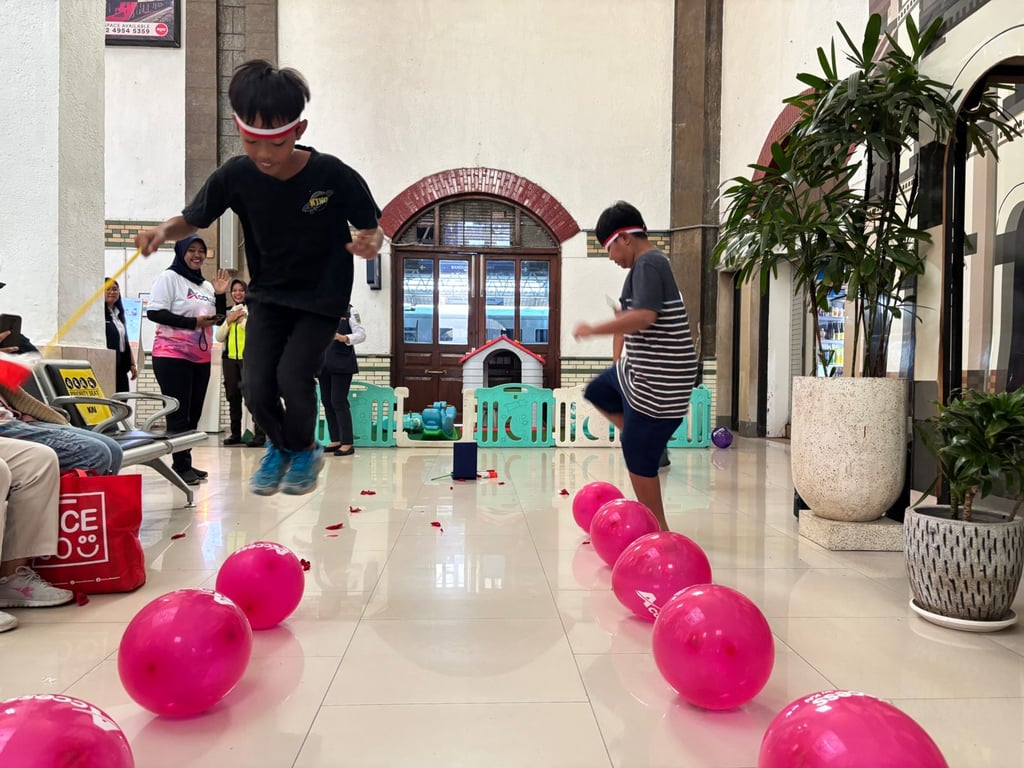 Pelanggan KA anak anak mengikuti lomba 17an yang digelar KAI Daop 4 di Stasiun Semarang Tawang