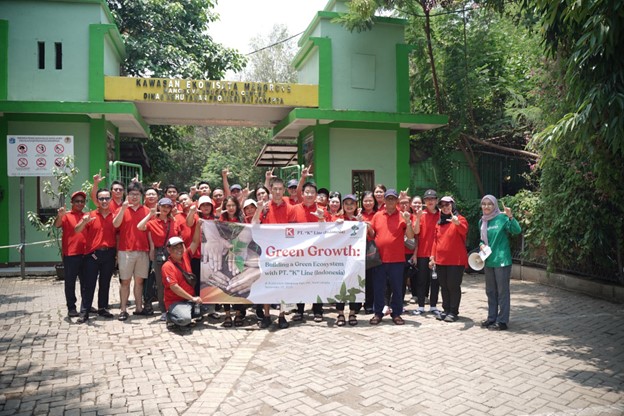 PT. “K” Line (Indonesia) menanam bibit mangrove di PIK.