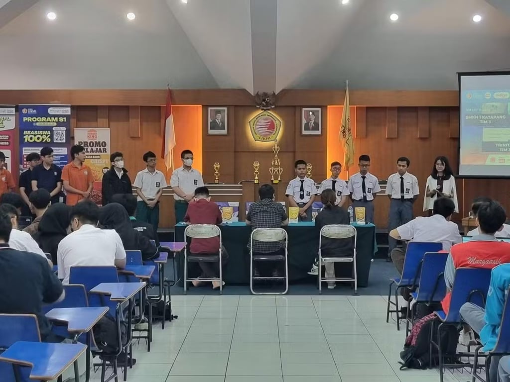 Para peserta sedang mempresentasikan aplikasi buatan mereka pada ITECH Competition 2025.