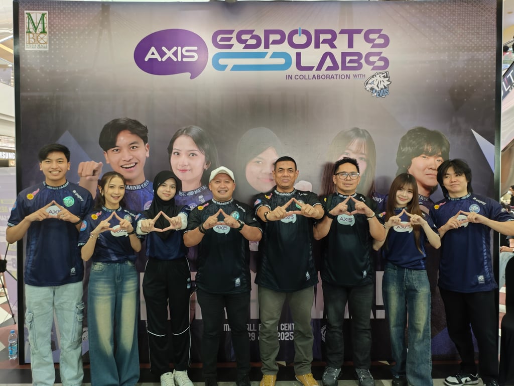 <i>EVOS talent bersama tim perwakilan dari </i>PT. XLSMART Telecom Sejahtera Tbk (AXIS)